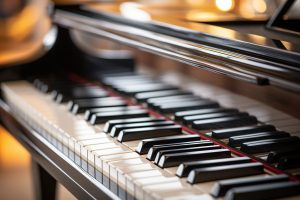Les morceaux de piano incontournables pour débutants et amateurs